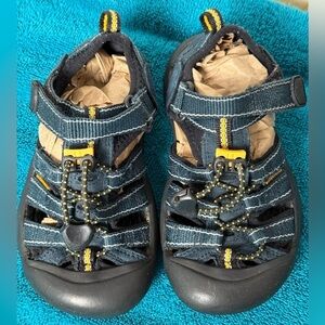 Keen Little Kids Boys Sz 13 Waterproof Washable Closed Toe Hiking Shoes